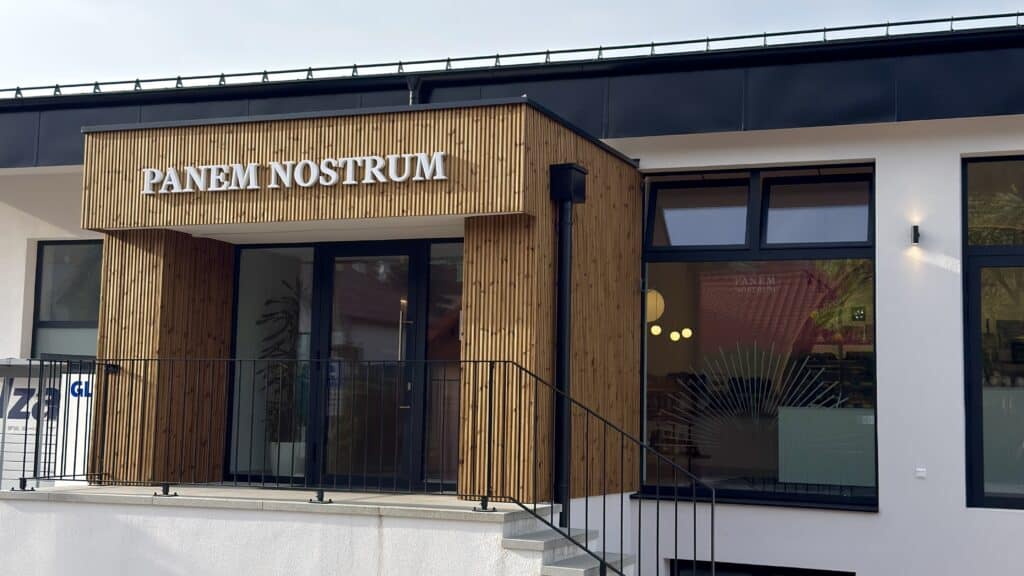 Exteriér pekárne Panem Nostrum na Hornozoborskej 179 v Nitre – vchodové dvere